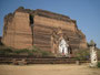 Myanmar. Die Pagode von Mingun solte einst mit 150 m Höhe der größte Tempel der Welt werden. Aber nur der gewaltige 50 m hohe Sockel wurde fertiggestellt.