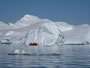 Grönland. Bootsfahrt im Polarmeer. Diese riesigen Eisberge sind Abbruchstücke des Inlandeises auf Grönland.