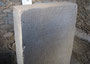 Äthiopien. Der Norden. Die nördlichen Gräber liegen etwas außerhalb von Axum. Hier befindet sich auch das Grab von König Kaleb. Diese Stele mit drei eingravierten Sprachen markierte früher die nördliche Grenze von Axum.