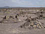 Expedition Danakil-Wüste. Fahrt nach Afrera. Grabstätte der Afar. Aufgrund des harten vulkanischen Bodens werden die Verstorbenen in aufgeschichteten Steingräbern bestattet.