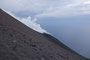 Süditalien. Insel Stromboli. Alle 20-30 Minuten schleudert der gleichnamige Vulkan Lava in 200 m Höhe. Seit der Antike wird er "Leuchtturm des Mittelmeeres" genannt. Aus relativ sicherer Entfernung kann man dieses einmalige Naturschauspiel bewundern.
