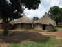 Elfenbeinküste. Fahrt von Korhogo nach Man. Traditionelle afrikanische Rundhütten.