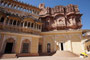 Indien. Jodhpur. Das gewaltige Mehrangarh-Fort steht auf einem 125 m hohen Hügel über der Stadt. Mit dem Bau wurde gleichzeitig zur Stadtgründung Jodhpurs im Jahre 1459 durch Roa Jodha begonnen.