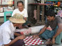 Myanmar. Hauptstadt Yangon. Beliebtes Dame-Spiel.