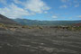 Vanuatu. Wanderung durch die Ascheebene des Yasur-Vulkans zum Dorf John Frum Village. Dabei begleiten uns die donnernden Explosionen des Yasur.