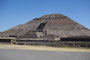 Mexico. Die gewaltige Tempelanlage Teotihuacán war bis etwa 700 n. Chr. die größte Stadt der neuen Welt. Unter den Azteken lebten hier bis zu 250.000 Menschen. Das größte Bauwerk ist die etwa 65 m hohe Sonnenpyramide.