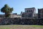 Mexico. Anders als alle anderen Maya-Fundstätten liegt Tulum direkt am Meer. Vermutlich war Tulum wegen seiner günstigen Lage am Meer ein wichtiger Handelsplatz der Maya und verfügte über ein gut entwickeltes Verteidigungssystem.