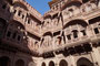 Indien. Jodhpur. Das gewaltige Mehrangarh-Fort steht auf einem 125 m hohen Hügel über der Stadt. Mit dem Bau wurde gleichzeitig zur Stadtgründung Jodhpurs im Jahre 1459 durch Roa Jodha begonnen.