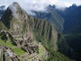 Peru. Machu Picchu. Das schönste und rätselhafteste Zeugnis der Inkazeit liegt auf 2.500 m Höhe. Vom Tal aus ist nichts von der gewaltigen Anlage zu sehen. Erst im Jahre 1911 wurden die Ruinen wiederentdeckt. Ein unbeschreiblicher Anblick.
