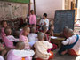 Myanmar. In der Stadt Sagaing. Besuch einer Klosterschule.