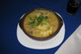 Chile. Einheimische Küche. Hühnersuppe mit Gemüse.