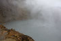 Karibikinsel Dominica. Willkommen am Boiling Lake, einem wahrhaftig kochenden See. Es dampft, schäumt und brodelt - ein einzigartiges Schauspiel der Natur. Durch unterirdische vulkanische Kräfte wird das Wasser des See´s auf ca. 100 °C erhitzt.
