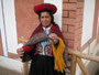 Peru. Cusco. Die feine Wolle der Alpakas wird von den Einheimischen zu warmer Kleidung verarbeitet.
