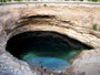 Oman. Das Bimah Sinkhole. Von dieser ehemaligen Kalksteinhöhle stürzte vor langer Zeit die Decke ein. Heute ist es ein beliebtes Ausflugsziel der Hauptstädter. 