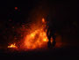 Papua Neuguinea. Bergdorf Baining. Hier beginnen die Dorfbewohner in der Nacht mit dem spektakulären Feuertanz.