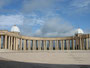 Elfenbeinküste. Hauptstadt Yamoussoukro. Die größte Kathedrale der Welt "Notre-Dame-de-la-Paix" wurde dem Petersdom in Rom nachgebaut und im Jahre 1990 von Papst Johannes Paul II. eingeweiht. Die Baukosten betrugen etwa 200 Millionen Euro.