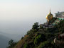 Myanmar. Der goldene Felsen von Kyaiktiyo ist einer der heiligsten Orte des Landes. Der Legende nach hält ein Haar von Buddha den Felsen im Gleichgewicht. Jeder Buddhist in Myanmar pilgert mindestens einmal im Leben hierher.