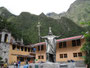 Peru. Aguas Calientes liegt direkt am Fuße von Machu Picchu und bedeutet "Die heißen Wasser". In der Nähe des kleinen Ortes befinden sich herrliche Thermalquellen. 