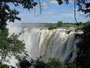 "Donnernder Rauch". Die gewaltigen Victoria-Wasserfälle. An der Grenze zwischen Sambia und Simbabwe stürzen die Fluten des Sambesi in eine 110 m tiefe Schlucht.
