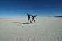 Bolivien. Im Südwesten Boliviens, auf mehr als 3600 Metern Höhe, liegt der Salar de Uyuni, der größte Salzsee unserer Erde. Über 140 km lang und 110 km breit erstreckt sich dieses weiße Wunder der Natur mit seiner fast 10 m dicken Salzkruste.