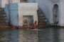 Indien. Varanasi. Was Mekka für die Moslems, das ist Varanasi für die Hindus - die Heiligste unter den Städten. Seit Jahrtausenden strömen Millionen Pilger an den Ganges, um beim rituellen Bad von ihren Sünden gereinigt zu werden.