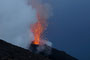 Süditalien. Insel Stromboli. Alle 20-30 Minuten schleudert der gleichnamige Vulkan Lava in 200 m Höhe. Seit der Antike wird er "Leuchtturm des Mittelmeeres" genannt. Aus relativ sicherer Entfernung kann man dieses einmalige Naturschauspiel bewundern.