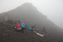 Süditalien. Insel Stromboli. Das Wetter am Vulkan ist unberechenbar. Innerhalb von Minuten verschwindet die Sonne in dichtem Nebel. 