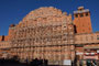 Indien. Jaipur. Der Palast der Winde. Das fünfstöckige Gebäude mit der wabenartigen Fassade besteht aus rotem Sandstein mit Verzierungen aus Branntkalk und diente allein dazu, den Haremsdamen den Ausblick auf die pompösen Festumzüge zu ermöglichen.