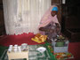 Expedition Danakil-Wüste. Die Stadt Harar. Bei einer traditionellen Kaffeezeremonie wird der Kaffee liebevoll mit der Hand gemahlen und geröstet. Da schmeckt man den feinen Unterschied.