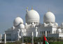 Vereinigte Arabische Emirate. Abu Dhabi. Die Die Scheich-Zayid-Moschee ist die drittgrößte Moschee der Welt und kostete 545 Millionen US-Dollar.