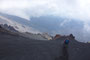 Süditalien. Sizilien. Der Ätna ist mit einer Höhe von ca. 3.350 m Europas mächtigster Vulkan. Das Valle del Bove ist eine gigantische Einsturzflanke am Südhang. Auf einer nicht enden wollenden Aschedüne geht es gleitend und surfend hinab ins Tal.