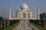 Indien. Agra. Das Taj Mahal ist das Zeichen einer unsterblichen Liebe und eines der schönsten Bauwerke auf unserer Erde. Der Großmogul Shah Jahan ließ es zum Gedenken an seine im Jahre 1631 verstorbene Lieblingsfrau Mumtaz Mahal erbauen. 