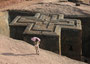 Äthiopien. Der Norden. Die einzigartigen Felsenkirchen von Lalibela. Diese wurden im 12. und 13. Jahrhundert in mühevoller Handarbeit aus den riesigen Felsen gehauen. Der Legende nach vollendeten nachts die Engel das Wunder. Die berühmte Georgskirche.