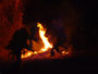 Papua Neuguinea. Bergdorf Baining. Hier beginnen die Dorfbewohner in der Nacht mit dem spektakulären Feuertanz.