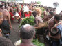 Papua Neuguinea. Provinz East New Britain-Stadt Kokopo. Um die Götter gnädig zu stimmen, werden sie von den Menschen ehrfurchtsvoll empfangen. Einmal im Jahr wird hier in Kokopo der tubuanische Geist an Land gebracht und mit der Kinavai-Zeremonie begrüßt.