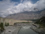 Pakistan. Hinter Gilgit erreicht der Karakorum Highway den Hunza-Fluss und damit das Hunza-Land.