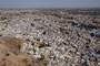 Indien. Jodhpur. Jodhpur ist wegen der Farbe seiner Häuser auch bekannt als die "Blaue Stadt". Traditionell kennzeichnete die Farbe Blau die Zugehörigkeit der Bewohner zur Kaste der Brahmanen.