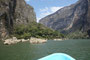 Mexico. Bootstour durch den grandiosen Sumidero-Canyon im Bundestaat Chiapas. Der Rio Grijalva hat hier in Jahrtausenden eine bis zu 1000 m tiefe Schlucht in die Felsen geschnitten.