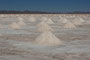 Bolivien. Auf mehr als 3600 Metern Höhe, liegt der Salar de Uyuni, der größte Salzsee unserer Erde. In schwerer körperlicher Handarbeit wir hier das wertvolle Salz gewonnen.