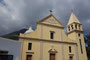 Süditalien. Die Insel Stromboli ist die nördlichste der Äolischen Inseln. Die Kirche San Vincenzo liegt im Ortsteil Vincenzo etwa 150m über dem Meer. 