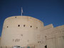 Oman. In der Stadt Nizwa. Das gewaltige Fort aus dem 17. Jahrhundert überragt alles in der Stadt. Der riesige Festungsturm hat einen Durchmesser von 40 m.