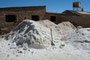 Bolivien. Auf mehr als 3600 Metern Höhe, liegt der Salar de Uyuni, der größte Salzsee unserer Erde. In schwerer körperlicher Handarbeit wir hier das wertvolle Salz gewonnen.
