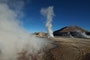 Chile. Das Geysirfeld von El Tatio. Jeden Morgen kurz vor Sonnenaufgang erwachen hier auf 4.300 m Höhe wie von Geisterhand Heißwasserfontänen und Dampfschwaden zum Leben. Bei minus 15°C ist dies ein eiskaltes Schauspiel.