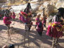 Mali. Das Dogonland. Der berühmte Maskentanz der Dogon. Stirbt ein Stammesmitglied, irrt seine Seele solange im Dorf umher, bis das erlösende Ritual, der Maskentanz vollzogen ist.