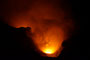 Vanuatu. Der Yasur ist einer der aktivsten Vulkane der Erde. Seit über 800 Jahren spuckt er fast im Minutentakt Lavafontänen, Steinbomben und Rauch in die Höhe. Dazu lassen gewaltige Explosionen die Erde beben. Ein phantastisches Naturschauspiel.