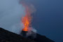 Süditalien. Insel Stromboli. Alle 20-30 Minuten schleudert der gleichnamige Vulkan Lava in 200 m Höhe. Seit der Antike wird er "Leuchtturm des Mittelmeeres" genannt. Aus relativ sicherer Entfernung kann man dieses einmalige Naturschauspiel bewundern.
