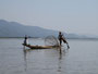 Myanmar. Der Inle-See. Hier ist die Heimat der Inthas, der "Söhne des Sees". Weltbekannt sind die Einbeinruderer. Eine Hand bleibt durch diese besondere Rudermethode immer frei zum Fischen.