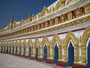Myanmar. In der Stadt Sagaing. Die U-Min-Thonze-Pagode. Fünfundvierzig golden gewandete Buddhastatuen stehen in der Pagode, die den Grundriss einer Mondsichel aufweist. 