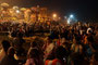 Indien. Varanasi. Was Mekka für die Moslems, das ist Varanasi für die Hindus - die Heiligste unter den Städten. Traditionelle Abendzeremonie am Ganges.