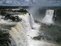 "Das große Wasser". Die beeindruckenden Wasserfälle von Iguazu´. An der Grenze zwischen Brasilien und Argentinien stürzen die Fluten des Rio Iguazu´ auf einer Breite von über 2.700 m in eine 75 m tiefe Schlucht.